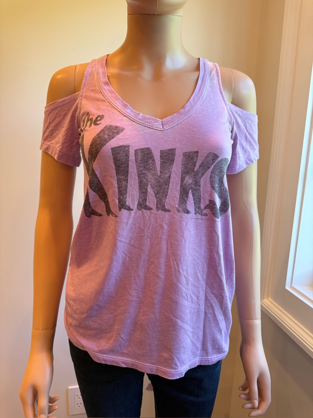 Lilac Chaser Cold-Shoulder Graphic V-Neck Top Size XS